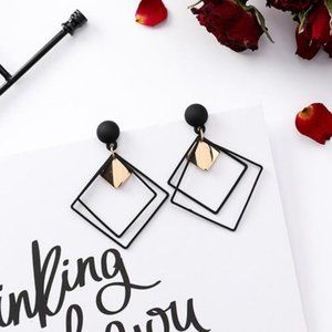 ✨NEW! ✨ ~Black and Gold Square Dangle Earrings!~